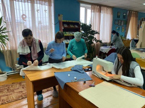 Старошаймурзинские мастерицы из Дрожжановского района РТ шьют подушки для участников СВО
