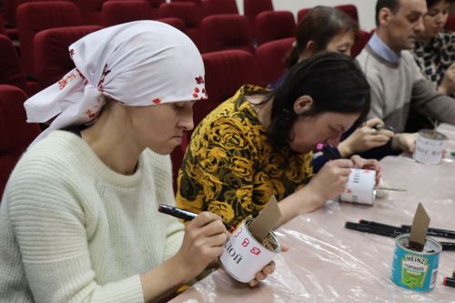 Волонтеры Дрожжановского района провели для получателей соцуслуг мастер-класс по изготовлению окопных свечей