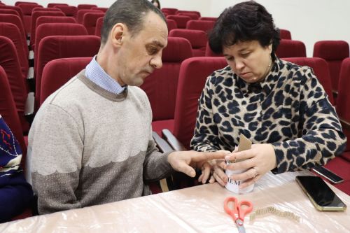 Волонтеры Дрожжановского района провели для получателей соцуслуг мастер-класс по изготовлению окопных свечей