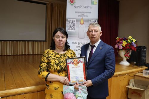 Волонтеры Дрожжановского района провели для получателей соцуслуг мастер-класс по изготовлению окопных свечей