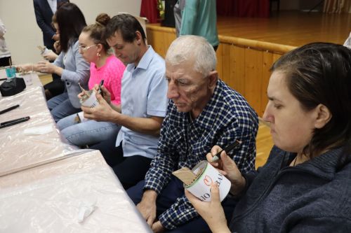 Волонтеры Дрожжановского района провели для получателей соцуслуг мастер-класс по изготовлению окопных свечей