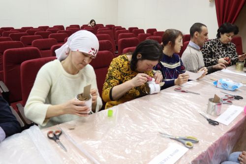 Волонтеры Дрожжановского района провели для получателей соцуслуг мастер-класс по изготовлению окопных свечей