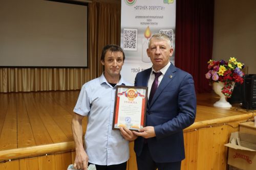 Волонтеры Дрожжановского района провели для получателей соцуслуг мастер-класс по изготовлению окопных свечей