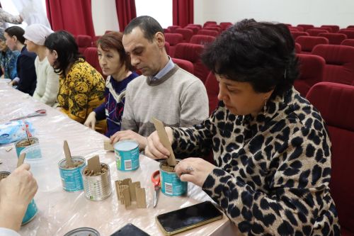 Волонтеры Дрожжановского района провели для получателей соцуслуг мастер-класс по изготовлению окопных свечей