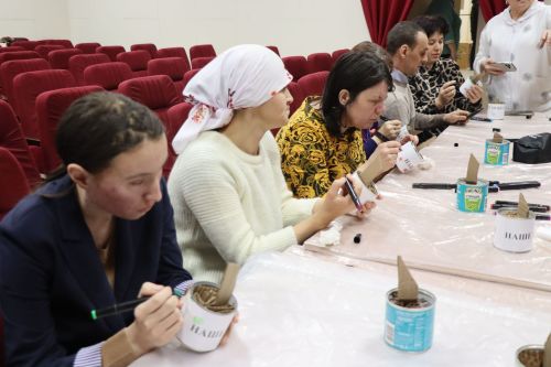 Волонтеры Дрожжановского района провели для получателей соцуслуг мастер-класс по изготовлению окопных свечей