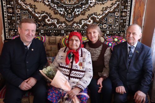 Глава Дрожжановского района РТ Марат Гафаров вручил труженицам тыла юбилейные медали в честь 80-летия Победы