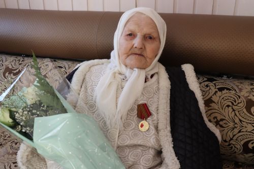 Глава Дрожжановского района РТ Марат Гафаров вручил труженицам тыла юбилейные медали в честь 80-летия Победы