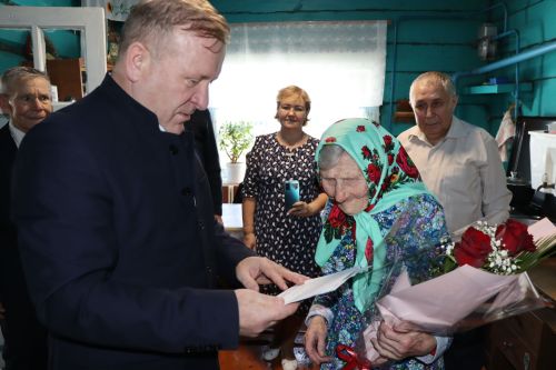 С 95-летним юбилеем поздравили труженицу тыла Дрожжановского района Елену Васильевну Долгову