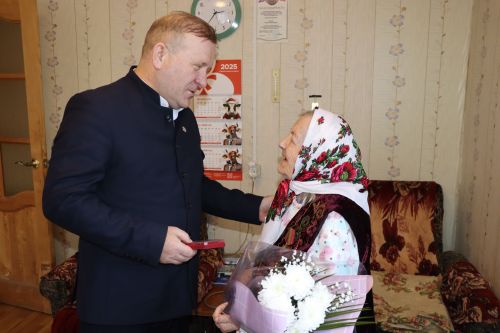 Глава района Марат Гафаров  вручил труженикам тыла села Старое Дрожжаное медали к 80-летию Победы