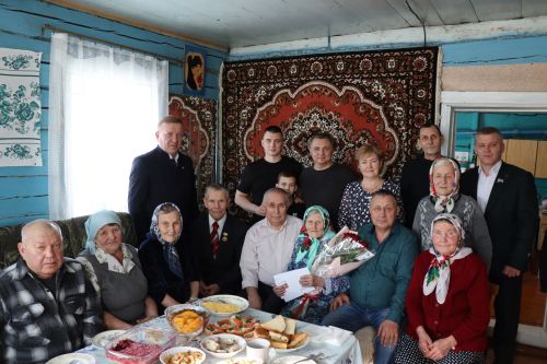 С 95-летним юбилеем поздравили труженицу тыла Дрожжановского района Елену Васильевну Долгову