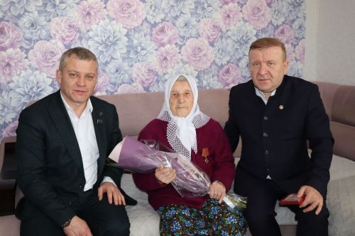 Глава района Марат Гафаров  вручил труженикам тыла села Старое Дрожжаное медали к 80-летию Победы