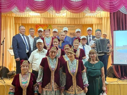 Иске Чокалы авылының 1978нче чыгарылыш сыйныф укучылары концерт куйды