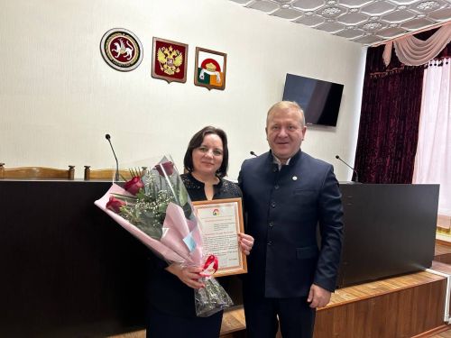 Глава Дрожжановского района РТ Марат Гафаров вручил награду ведущему специалисту прокуратуры