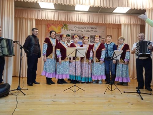 Иске Чокалы авылының 1978нче чыгарылыш сыйныф укучылары концерт куйды