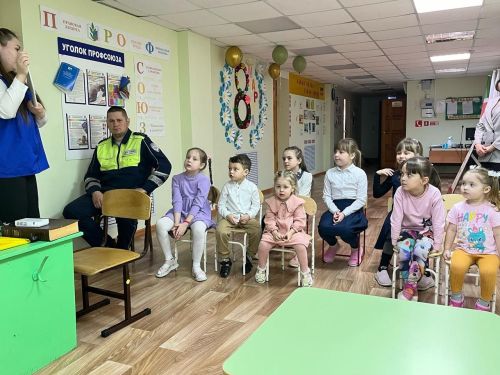 В МБДОУ «Староильмовском детском саду «Солнышко» автоинспекторы провели встречу с воспитанниками
