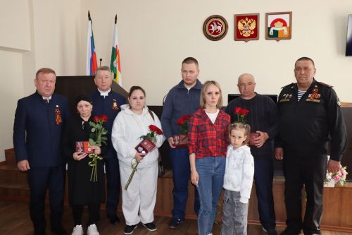 Их мужество бессмертно: в Дрожжановском районе РТ передали ордена и медали героев СВО родным