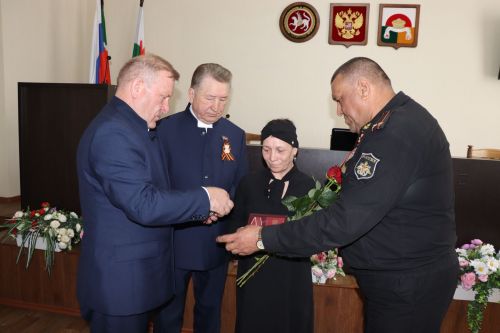 Их мужество бессмертно: в Дрожжановском районе РТ передали ордена и медали героев СВО родным