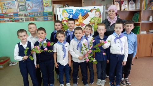 «Весенние веточки» в подарок: ветеран труда научила школьников мастерить символ 1 Мая