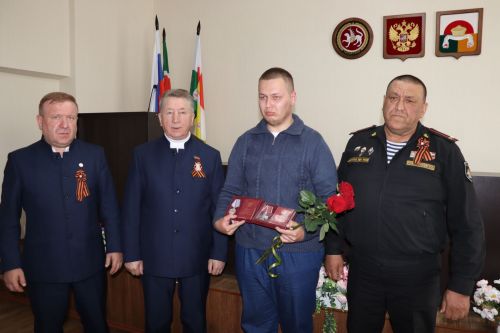 Их мужество бессмертно: в Дрожжановском районе РТ передали ордена и медали героев СВО родным