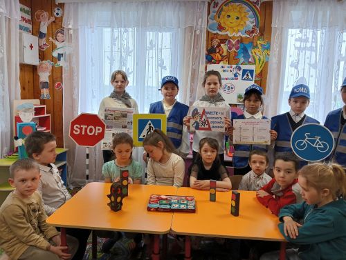 Юные инспекторы научили дошкольников правилам дорожного движения