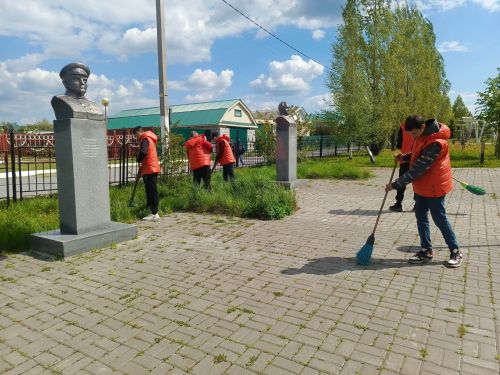 «Майский десант» студентов: Дрожжановский район стал чище и уютнее