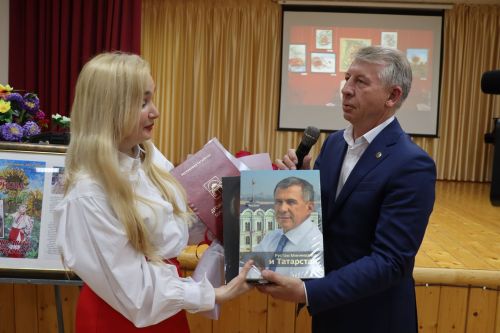 Выставка Наталии Нагорновой „Всякому мила своя сторона“ открылась в Дрожжановском районе РТ