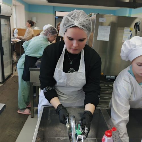Первый шаг в кулинарии: 20 выпускников освоили профессию кухонного рабочего