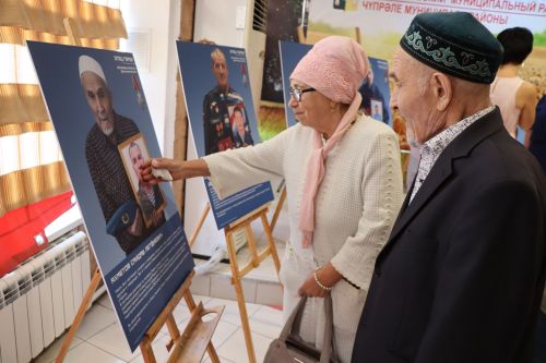 Их сыновья – герои: в Дрожжановском представили фотовыставку о родителях участников СВО