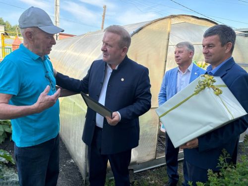 Глава Дрожжановского района поздравил Шаукета Алиуллова с юбилеем
