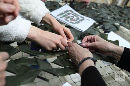 Плетём сети всем двором: дрожжановцы помогают бойцам СВО