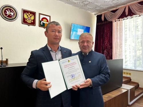 Деловой понедельник в Дрожжановском районе РТ начался с поздравлений и награждений