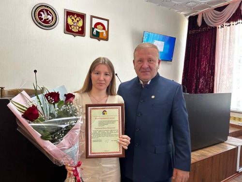 Деловой понедельник в Дрожжановском районе РТ начался с поздравлений и награждений