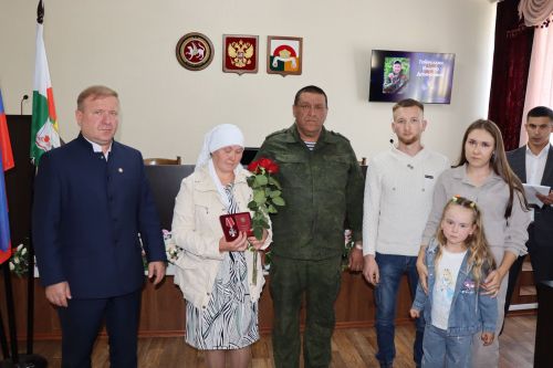 В Дрожжановском районе РТ семьям погибших героев передали их награды