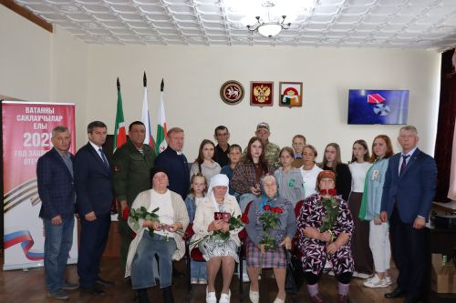 В Дрожжановском районе РТ семьям погибших героев передали их награды