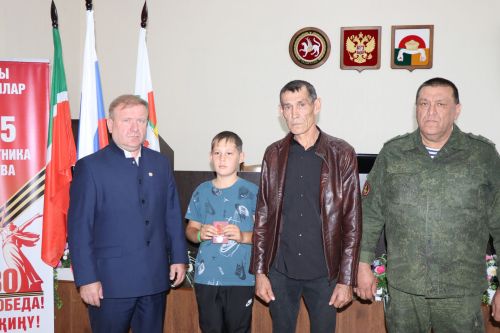 В Дрожжановском районе РТ семьям погибших героев передали их награды