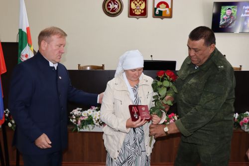 В Дрожжановском районе РТ семьям погибших героев передали их награды