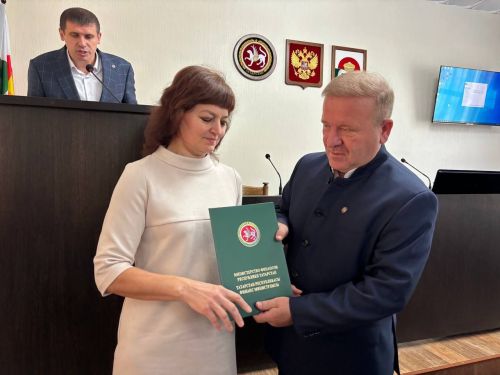Работников финансово-бюджетной палаты Дрожжановского района поздравили с профессиональным праздником
