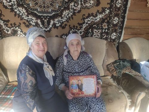 В Дрожжановском районе поздравили ветерана медицины