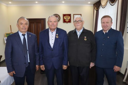 Экзам Губайдуллин вручил Почетные знаки Совета МО РТ Ансафу Ракипову и Сахаутдину Хусаинову