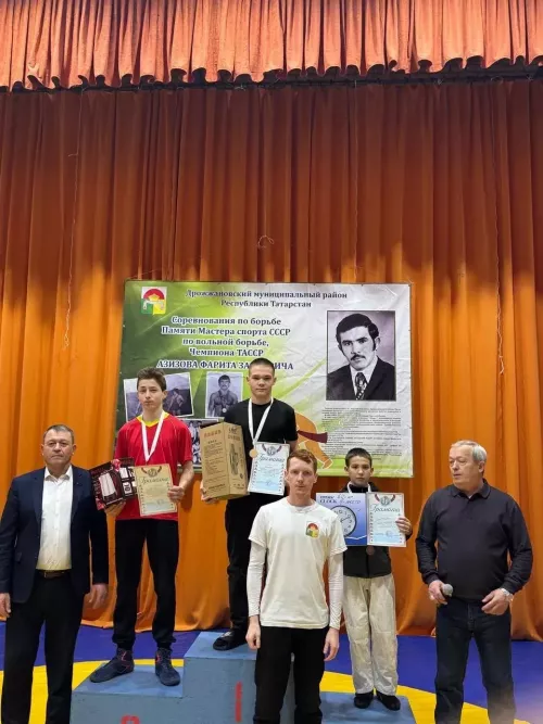 50 дрожжановских борцов вышли на ковер в память мастера спорта Фарита Азизова