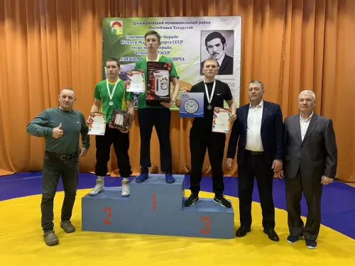 50 дрожжановских борцов вышли на ковер в память мастера спорта Фарита Азизова