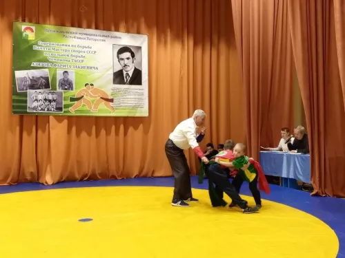 50 дрожжановских борцов вышли на ковер в память мастера спорта Фарита Азизова