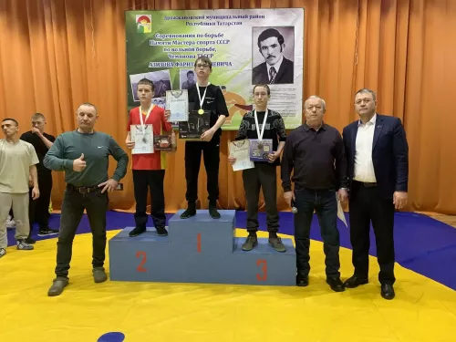 50 дрожжановских борцов вышли на ковер в память мастера спорта Фарита Азизова