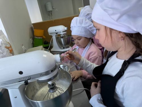 В Техникуме отраслевых технологий дочери ветеранов СВО испекли праздничный торт для своих отцов