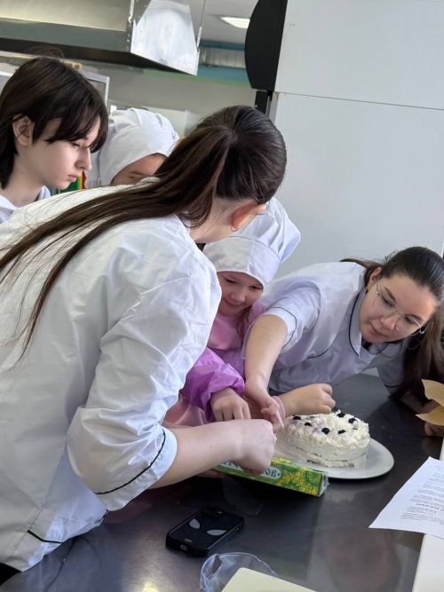 В Техникуме отраслевых технологий дочери ветеранов СВО испекли праздничный торт для своих отцов