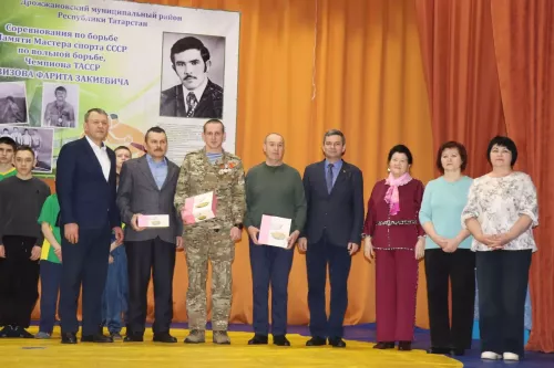 50 дрожжановских борцов вышли на ковер в память мастера спорта Фарита Азизова