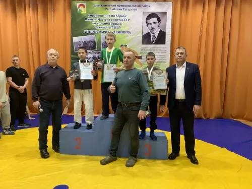 50 дрожжановских борцов вышли на ковер в память мастера спорта Фарита Азизова