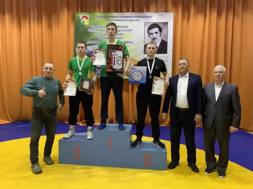 50 дрожжановских борцов вышли на ковер в память мастера спорта Фарита Азизова