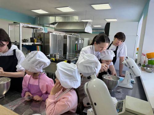 В Техникуме отраслевых технологий дочери ветеранов СВО испекли праздничный торт для своих отцов