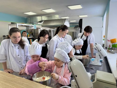 В Техникуме отраслевых технологий дочери ветеранов СВО испекли праздничный торт для своих отцов